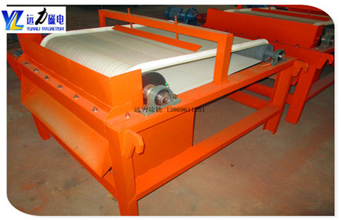 1.小型干式磁选机受欢迎的原因  　　1.1.由于近期铁矿石价格继续上涨,磁选矿机的节能效率提出了新的要求;  　　1.2.小型干式磁选机市场,不仅为用户降低投资成本,而且可以创造相当的经济价值.  　　1.3.小型干式磁选机的普及,使得一些老式磁选机逐渐淘汰.  　　1.4.HUANQIU.COM环球体育(中国大陆)科技公司提供完善的生产小型干式磁选机,所生产的设备得到了广大用户的广泛赞誉,该设备采用永磁系统,采用移动式式运行方式提高了材料的利用率.  　　1.5.小型磁选机设备在行业中推动新型设备的发展,进一步满足除铁工业的需要,并在除铁工业的应用中发挥了很大的推动作用  　　2.矿用小型磁选机价格与磁系的关系  　　2.1磁选机的价格和磁块的尺寸是密不可分的,有很多用户不明白与磁块的关系,今天远力小编给你一个详细分析它们之间的关系,磁管包括磁块和圆筒,我们先核算下成本价格,磁块的价格还没有下降,一块高强磁的磁强度会几百块钱,这样我们可以计算出来.  　　2.2磁选机滚筒的尺寸越大,所需磁铁的磁场强度越大,磁性块越高,磁铁的强度要求也越高,使得磁选机的价格由气缸的成本决定.