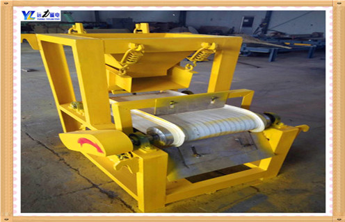 矿用小型带式磁选机比较适合小型选矿厂使用,它的处理量适中,安装简单,使用方便.可以给小型选矿厂带来不小的经济效益,另外小型设备比较节能环保,不对资源产生过多的负担和压力,是环保型设备. 1.矿用小型带式磁选机的磁系设计 通过采用当代最先进的设计理念和设计方法对磁选机的磁路进行了优化设计,拥有比较合理的磁场结构.最小处理量在300到1250千克左右,功率在0.18kw,重量在0.3T左右,是大型设备的最小号.虽然型号比较小,但是处理效率和工作品质并没有下降,提纯的效率和质量与大型设备相差无几.