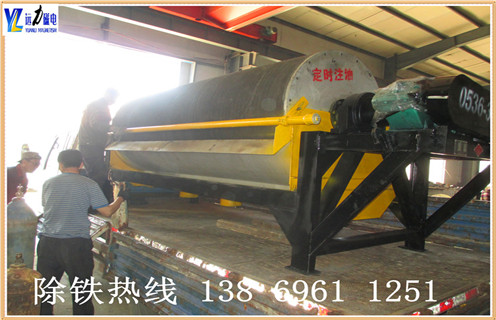 小型干式磁选机的安装步骤,HUANQIU.COM环球体育(中国大陆)科技公司生产的小型干式磁选机主要安装步骤如下: 1.安装磁选机主轴必须满足以下三个要求: ①主轴安装在主轴零件上必须有精确的工作位置; ②主轴部件易于安装拆卸,调整; ③主轴应良好制造工艺. 2.磁选机布置顺序的主要部分如下: 飞轮,轴承,圆盘,衬套,轴承,滑轮,具体分析如下:主轴有三个带有键槽的轴段,以减少对 夹紧工件时间,这些轴上的键槽应在相同的总线上打开. 另外,还为了减少加工刀具的种类和提高劳动生产率,轴上直径近似的地方,圆角.倒角.键槽宽度.砂轮越程槽宽度,退刀槽宽度等尽可能采用相同的尺寸.