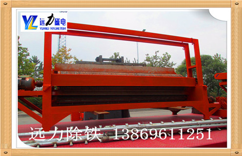 1.1.锰矿湿式磁选机圆筒转速：  　　转速的转速,这样的设计直接决定了矿物颗粒所受到的离心力的大小.旋转速度增加,通过磁场吸引力,即使其中的小块矿物颗粒被甩入尾矿,精品矿物的品位也得到提升,但对铁回收有一些不是特别全面的影响.应该特别注意浓缩物的质量和处理量,所以湿式磁选机的滚筒的转速应当适当地改变.  　　1.2.锰矿湿式磁选机磁偏角：  　　磁偏角的大小,决定了分选区域的大小.矿物物料随着磁偏角的增大,分选面积变小,分选时间缩短,浓缩品级别提高,对其它方面的影响相对较小,可以获得满意的结果.公司的湿式湿式磁选机磁性系统非常完善,磁路合理,磁偏角可根据不同矿石特性要求,可在5°-25°范围内调整.  　　1.3.锰矿湿式磁选机工作间隙：   工作间隙为气缸和罐体之间的扫掠区域底部,用于最小浆料通过截面.其尺寸决定了湿式磁选机的容量,间隙越大,体积越大,但尾渣损失越多;相反,加工量小,影响生产,根据不同情况,间隙一般为35-60mm.  　　1.4.锰矿湿式磁选机在间隙处：   在集中器处的间隙,根据生产能力确定.太小影响矿石的排放,而尾矿等级也增加,降低了加工能力;根据浓缩物的大小,间隙为15-25mm,一般取20mm.  　　锰矿湿式磁选机厂家提醒用户不仅要考虑质量,性能和价格因素,还要考虑厂家的售后服务,良好的售后服务为客户减少不必要的麻烦数量.潍坊HUANQIU.COM环球体育(中国大陆)科技公司始终坚持“客户至上”的态度,执行高标准,高品质的服务态度,定期对客户满意度进行调查,并严格监督售后服务的质量,以消除客户的顾虑,购买用户完全没有后顾之忧.