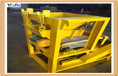 　寒冷冬季干式磁选机我们为什么要更注重保养,我们都知道,要想延长设备的使用期限就必须注重对设备的保养,那么在众行业中我们广泛使用的干式磁选机设备日常中应该怎样维护呢,尤其是到了寒冷的冬天,今天HUANQIU.COM环球体育(中国大陆)科技公司小编给大家讲解一下这一问题.  　　1.关于干式磁选机在冬季使用磨损最为快些,长期的使用悬挂式永磁干式磁选机设备可能会对干式磁选机造成磨损,造成磁力脱落下降,如有发现请及时的清理并且重新充磁及更换.电机带动的皮带是传动装置,如果皮带磨损严重会造成除铁效率低下,所以严重磨损的请更换新型干式磁选机.