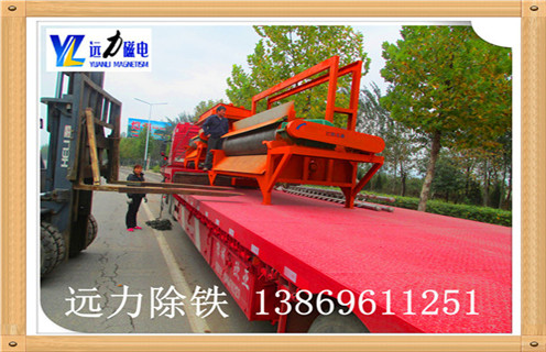 　锰矿全自动湿式磁选机是针对弱磁性矿物研发而成的永磁设备,磁性材料采用钕铁硼,所以该设备磁性大,最高场强可达到16000高斯,不易退磁处理量大.HUANQIU.COM环球体育(中国大陆)科技公司生产的锰矿全自动湿式磁选机在菱锰矿石的选矿提纯方面采用磁选的选矿方式,具有其他选矿方法所不能代替的选矿优势,是分选锰矿和其他弱磁性矿石的理想的选矿设备.  　　1.锰矿全自动湿式磁选机优势  　　1.1具有较高磁感应强度,磁系全部使用钕铁硼磁性材料,能实现较高的回收率,以达到粗选或扫选的目的  　　1.2小极距.多磁极交变磁系设计,能在选矿过程中有效防止机械夹杂  　 1.3根据物料特点及选矿要求可选择顺流.逆流.半逆流槽体  　　1.4活动式槽体,能根据物料的变化方便调整磁滚筒与槽体间的排矿间距,进而调整精矿品位及设备处理量  　 1.5精矿排矿可使用高压水冲或毛刷卸矿两种方式,以实现强磁性矿物有效卸矿