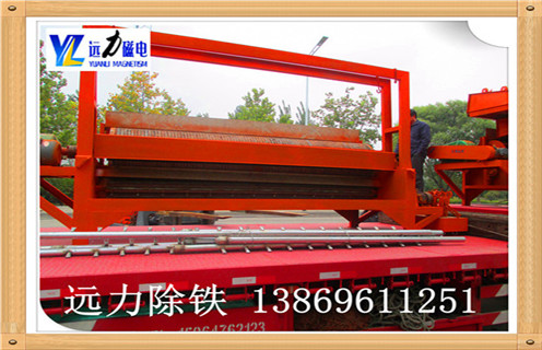 　锰矿全自动湿式磁选机是针对弱磁性矿物研发而成的永磁设备,磁性材料采用钕铁硼,所以该设备磁性大,最高场强可达到16000高斯,不易退磁处理量大.HUANQIU.COM环球体育(中国大陆)科技公司生产的锰矿全自动湿式磁选机在菱锰矿石的选矿提纯方面采用磁选的选矿方式,具有其他选矿方法所不能代替的选矿优势,是分选锰矿和其他弱磁性矿石的理想的选矿设备.  　　1.锰矿全自动湿式磁选机优势  　　1.1具有较高磁感应强度,磁系全部使用钕铁硼磁性材料,能实现较高的回收率,以达到粗选或扫选的目的  　　1.2小极距.多磁极交变磁系设计,能在选矿过程中有效防止机械夹杂  　 1.3根据物料特点及选矿要求可选择顺流.逆流.半逆流槽体  　　1.4活动式槽体,能根据物料的变化方便调整磁滚筒与槽体间的排矿间距,进而调整精矿品位及设备处理量  　 1.5精矿排矿可使用高压水冲或毛刷卸矿两种方式,以实现强磁性矿物有效卸矿