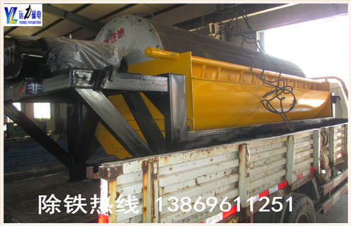 抛丸机永磁筒式磁选机工作原理：  　　经原料矿石筛选后由进料器从干式磁选机的顶部,通过料斗连接,在流动到顶部的辊子松动,状态下降时,铁磁性材料通过重力和磁力,快速落在滚筒上,并吸附在滚筒表面.  　　非磁性有色金属材料在重力作用下落在磁性材料的外面.这些材料随着筒体的旋转,非磁性材料在重力作用下从气缸下落,在滑槽中.含铁磁性材料吸附在圆筒的表面上并继续旋转,直到其不具有磁力.材料从带式输送机排出,并最终分成含铁材料和无铁材料.  　　3.抛丸机永磁筒磁选机实验  　　潍坊HUANQIU.COM环球体育(中国大陆)科技公司配备各类选矿实验的磁选设备,型号齐全,优质低价,可定制,并且公司成立了大型选矿实验室,可以普通的金属矿物和非金属矿物加工在机器上和实验室为客户分析其成份,并为客户推荐客户使用相关型号.