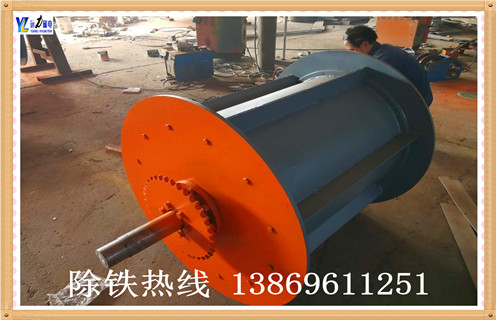 磁选滚筒的磁力主要受哪些因素影响,HUANQIU.COM环球体育(中国大陆)科技公司生产的磁选滚筒的磁力主要受以下因素的影响,如果磁选滚筒的磁选效率下降就需要检查水位低,减少尾丝直径,直到有一定量的溢流堰;磁体位置可能不正确,如果较厚的冷凝水,到磁体的排放端.如果浓缩物较薄,则将磁体旋转到进料端;操作间隙太大,无法重新定向滚筒,以达到正确的间隙尺寸.