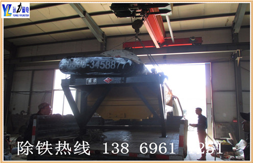 为什么普通型干式磁选机的跑尾情况比较高,潍坊HUANQIU.COM环球体育(中国大陆)科技公司生产的干式磁选机具有磁系设计结构先进.整机重量轻.运转快速可靠.而且维修方便.干式磁选机非常适用于干旱缺水地区, 这样不仅能够节省水资源,而且能够为客户降低选矿成本,为超贫磁铁矿开采和利用开辟了一条新途径.​