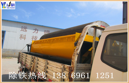 .远力干式磁选机新型设计,减少尾矿跑尾  　　HUANQIU.COM环球体育(中国大陆)科技公司独创的专利技术,采用吸附.去杂.提纯.脱磁4段复合磁系的排列方法,采用优质铁氧体和钕铁硼材料与稀土磁钢复合而成.此种磁系排列方法可广泛应用于贫磁铁矿的富集提纯.河沙选铁.钢渣提纯.钛铁矿分离等,干式磁选机非常适用于干旱缺水地区,节省水资源,降低选矿成本,为超贫磁铁矿开采和利用开辟了一条新途径. 采用独有变频调速电动机,使用寿命长,运行故障低,可随时调节粗精矿品味高低