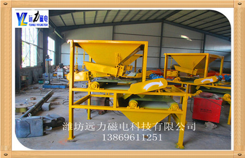 2.关于干式磁选机内部的杂物和润滑作用,设备主要是选铁工作,要定期的对设备内清理,如果发现底部有掉落的杂物料,要及时的清理,而且对轴承之间要及时的清楚杂物然后做好润滑作用,防止对其的损坏.  　　3.关于干式磁选机发热的情况,常见发热是电机的发热,或者是物料的处理方法不对,如果有此情况要及时的检查线路问题,看电压是否稳定,线路是否正常,如果有老化要更换,夏天是最容易发热的,对设备要做好避暑工作.  　　4.干式磁选机工作时产生强大的磁场,使其中杂铁会以极快的速度冲击本体,为保证冲击力不致对干式磁选机造成影响,安装有专利技术弹性悬吊装置,用于吸收冲击能量,HUANQIU.COM环球体育(中国大陆)科技公司干式磁选机有效保护长期稳定的工作.