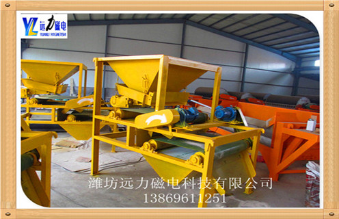 永磁磁选机的试车流程是啥样子的,潍坊HUANQIU.COM环球体育(中国大陆)科技公司生产的永磁磁选机是根据各种矿物不同的比磁化系数,利用磁力进行矿物分选.当矿浆进入分选区时,由于各种矿物比磁化系数不同,在磁场磁力作用下,强磁性矿物被吸附在圆筒表面上,随圆筒旋转带到精矿矿口,脱离磁系后借精矿冲洗水排入精矿箱;脉石和弱磁性矿物不能被磁力吸引,在槽体内矿浆流的作用下,顺圆筒旋转方向自流进入尾矿排矿箱.