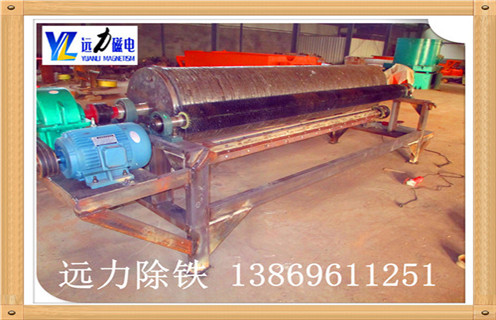 滚筒是永磁磁选机的核心部分,是影响磁选设备高效分选的重要指标,滚筒主要包括筒体.磁系.轴承,针对我公司的磁选设备滚筒的详细分析,HUANQIU.COM环球体育(中国大陆)科技公司小编温馨提示如下: 1.永磁磁选机材质: 皮为5mm厚优质不锈钢板(1Cr18Ni9Ti),外包5mm厚高耐磨硫化橡胶,采用在硫化罐内直接硫化工艺制作,粘结强度高,使用过程中不会出现大块脱落现象,使用寿命3年以上.端盖为离心铸造铝合金,材质密实,无砂眼.气孔缺陷. 2.永磁磁选机制作工艺: 筒皮与法兰焊接后采用整体加工工艺,保证了筒体的平行变和重直变,对行长轴承寿命有了可靠保障.端盖与法兰间采用密封垫加密封胶工艺,确保筒体不进水,大大长磁系的使用寿命. 3.永磁磁选机磁系的材料选择: 磁性材料全部采用国内知名厂家生产的高性能.高矫顽力.高剩磁的Y30BH铁氧体和N40H钕铁硼材料,保证磁系8年内退磁不超过5%.