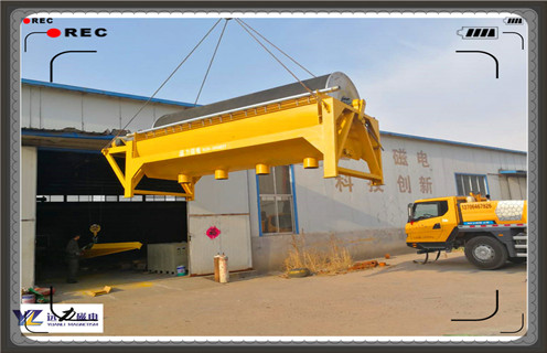 　　江西磁选机厂家，磁选机适用于粒度3mm以下的磁铁矿、磁黄铁矿、焙烧矿、钛铁矿等物料的湿式磁选，也用于煤、非金属矿、建材等物料的除铁作业。磁选机的磁系采用优质铁氧体材料或与稀土磁钢复合而成，筒表平均磁感应强度为100～600mT。根据用户需要，可提供顺流、半逆流、逆流型等多种不同表强的磁选。HUANQIU.COM环球体育(中国大陆)科技公司磁选设备具有结构简单、处理量大、操作方便、易于维护等优点。  　　一、江西磁选机厂家产品特点  　　1、贫铁矿经粗碎或中碎后的粗选，排除围岩等废石，提高品位，减轻下一道工序的负荷。  　　2、用于赤铁矿还原闭路焙烧作业中将未充分还原的生矿选别，返回再烧。  　　3、用于陶瓷行业中将瓷泥中混杂的铁除去，提高陶瓷产品的质量。  　　4、燃煤矿、铸造型砂、耐火材料以及其它行业需要用的除铁作业。  　　二、江西磁选机厂家产品详介  　　1、磁选机磁系磁场性能较高，磁感应强度高，磁场深度大，成品物料要高于同规格设备的20%，成为目前市场上是热门设备之一。  　　2、衬板磨损少，磁选机轴承具有过高承载能力，使磁选机在运转中无任何异常故障的出现，运转非常平稳可靠，有效提高磁选机的生产和处理能力。  　　3、应用范围广，磁选机槽体可分为顺流式、逆流式、半逆流式三种，用户可根据不同的需求进行选取，满足不同物料的应用。  　　4、品位高、负荷低，贫铁矿经粗碎或中碎后的粗选，排除围岩等废石，提高品位，减轻下一道工序的负荷。